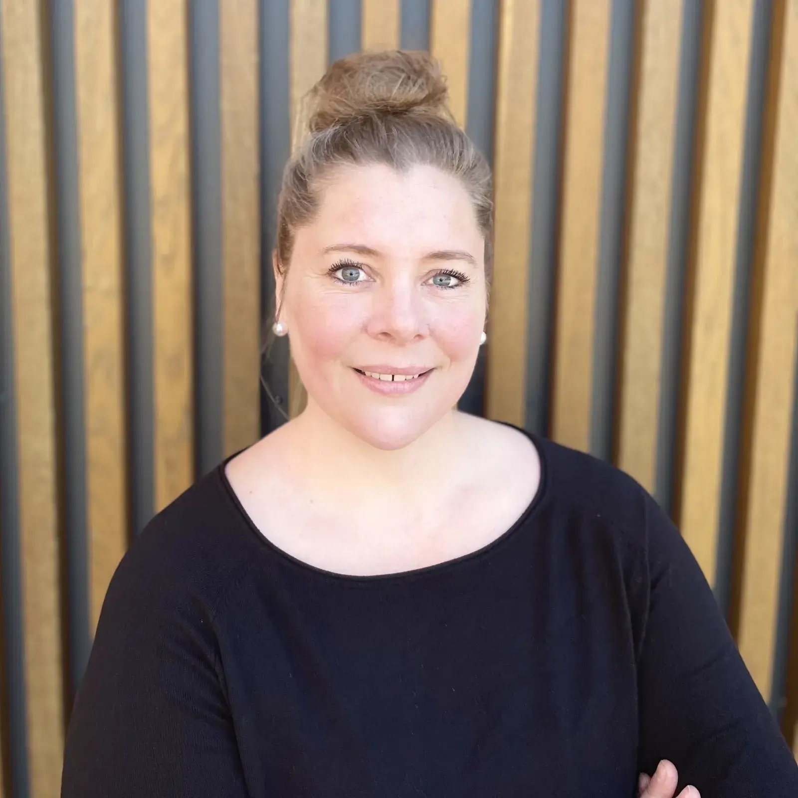 Porträt von Julia Arlitt. Sie ist bei PerformaNat in der Kundenbetreuung tätig.