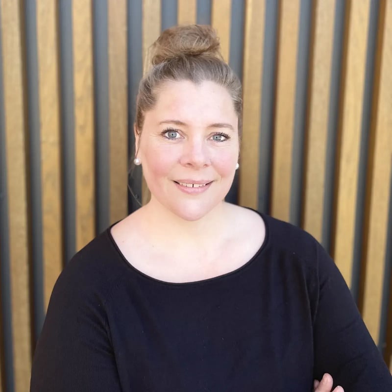 Porträt von Julia Arlitt. Sie ist bei PerformaNat in der Kundenbetreuung tätig.