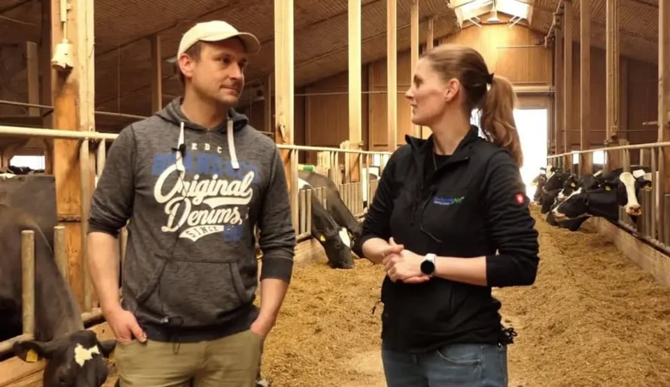 Florian Kindermann steht in einem modernen Kuhstall der Milchviehanlage Brösa. CatiBovin für eine stabilere Laktation.