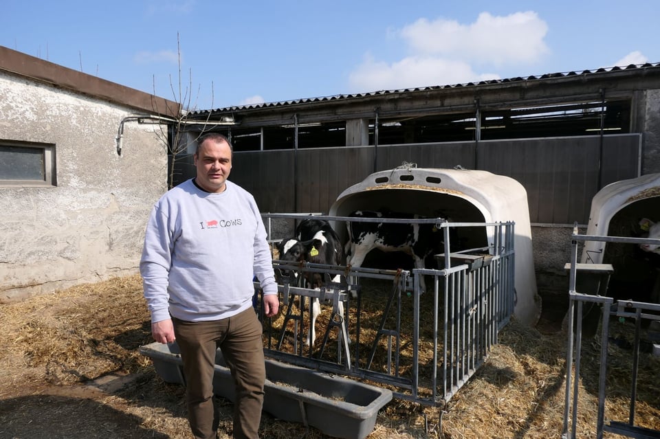 Wolfram Gräßer steht im modernen Stall der Agrargenossenschaft Dobareuth. Erfolgreicher Einsatz von CatiBovin.