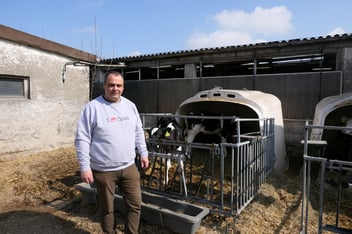 Wolfram Gräßer steht im modernen Stall der Agrargenossenschaft Dobareuth. Erfolgreicher Einsatz von CatiBovin.
