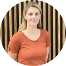 Katharina Schrapers blickt freundlich in die Kamera. Sie ist bei PerformaNat Ansprechpartnerin in der Produktentwicklung.