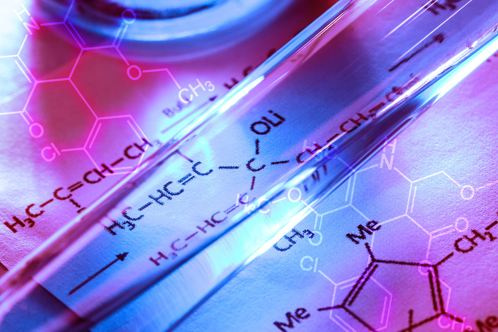 Chemische Elemente auf einem blau-pinken Hintergrund. Studie über den positiven Einfluss von BTX12 auf Calciumhaushalt und Futtereffizienz bei Milchkühen.
