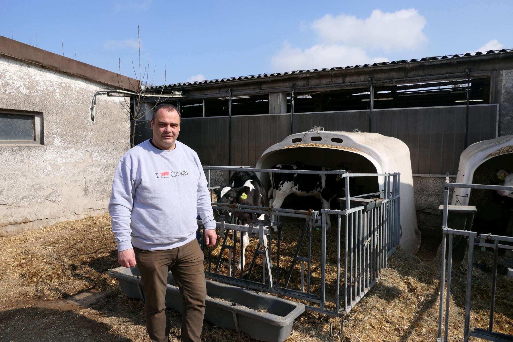 Wolfram Gräßer steht im modernen Stall der Agrargenossenschaft Dobareuth. Erfolgreicher Einsatz von CatiBovin.