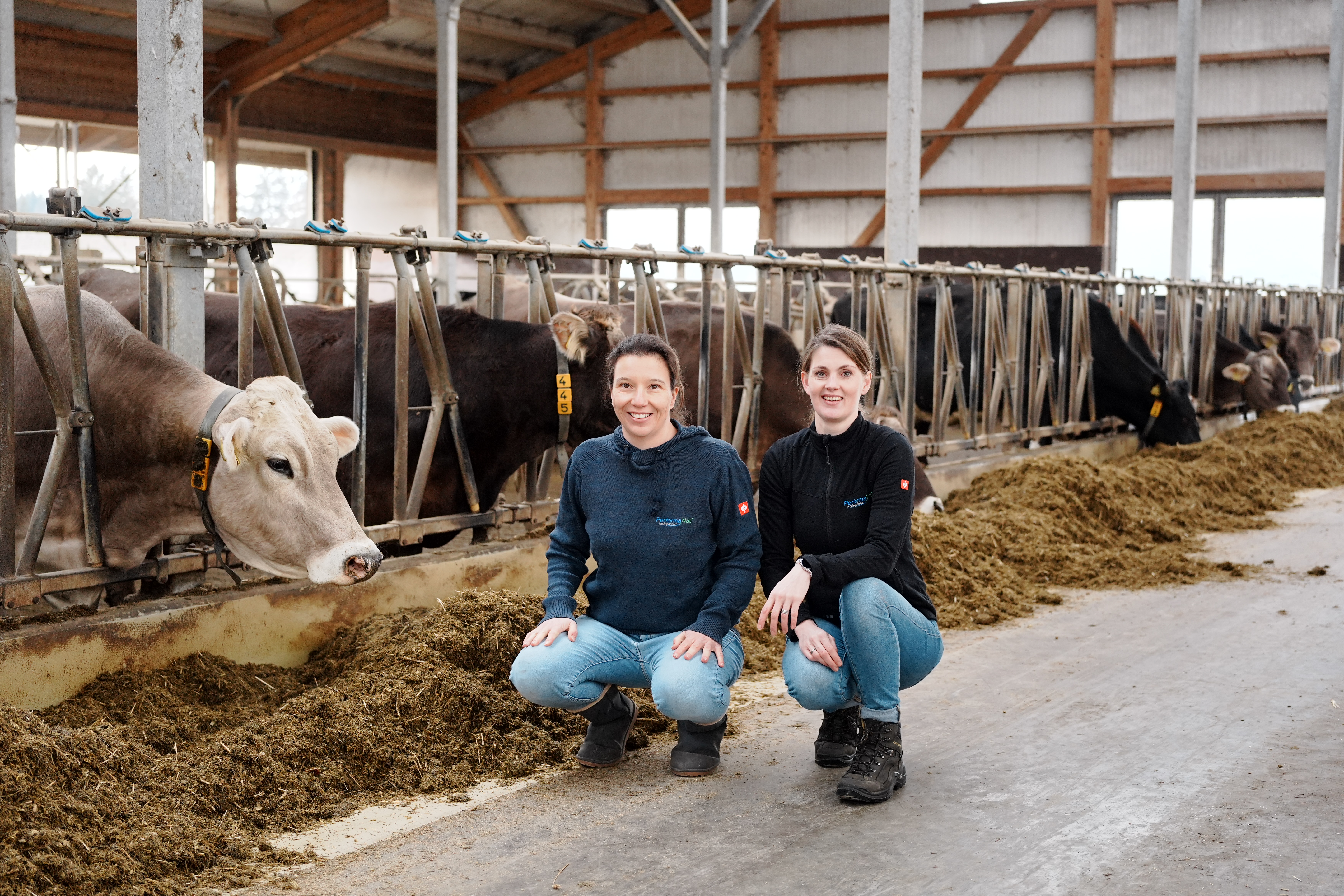 Dr. Julia Rosendahl und Dr. Katharina Schrapers von PerformaNat im Milchviehstall
